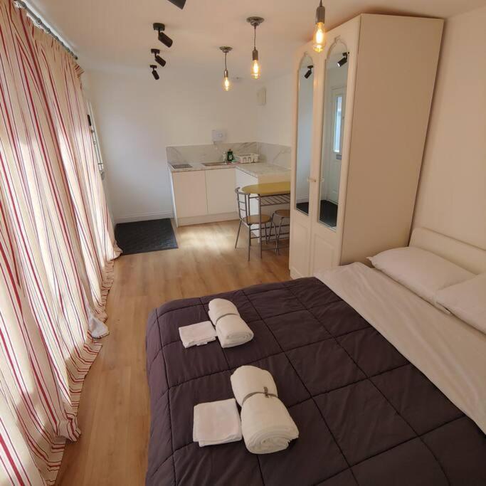 Self Contained, Double Bed Studio, Private Kitchen, Private Bath, Walking Distance To Harry Potter Watford  Kültér fotó