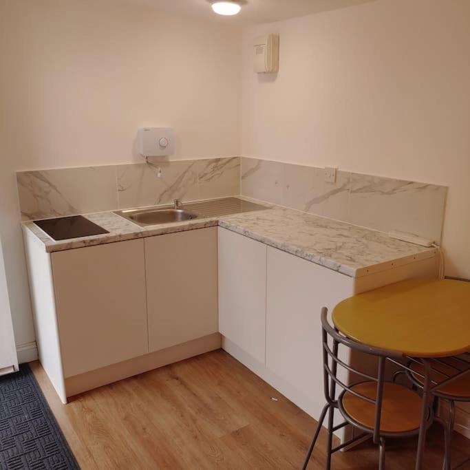 Self Contained, Double Bed Studio, Private Kitchen, Private Bath, Walking Distance To Harry Potter Watford  Kültér fotó