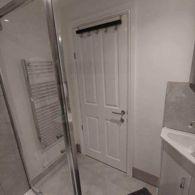 Self Contained, Double Bed Studio, Private Kitchen, Private Bath, Walking Distance To Harry Potter Watford  Kültér fotó