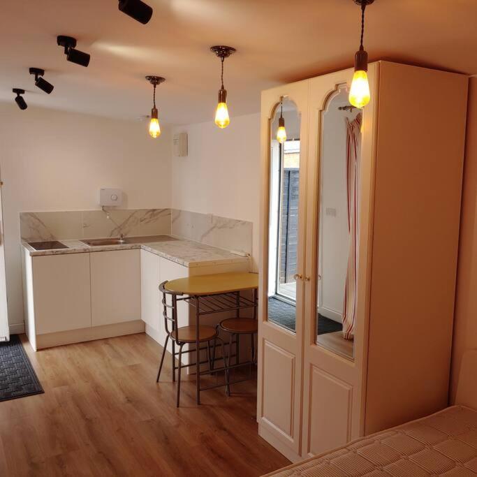 Self Contained, Double Bed Studio, Private Kitchen, Private Bath, Walking Distance To Harry Potter Watford  Kültér fotó