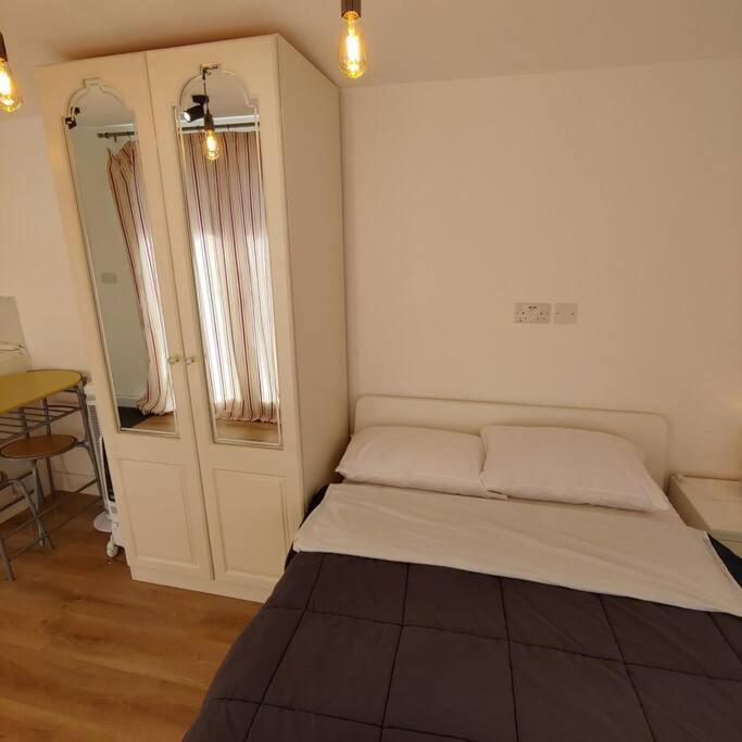 Self Contained, Double Bed Studio, Private Kitchen, Private Bath, Walking Distance To Harry Potter Watford  Kültér fotó