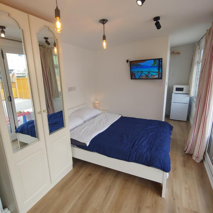 Self Contained, Double Bed Studio, Private Kitchen, Private Bath, Walking Distance To Harry Potter Watford  Kültér fotó