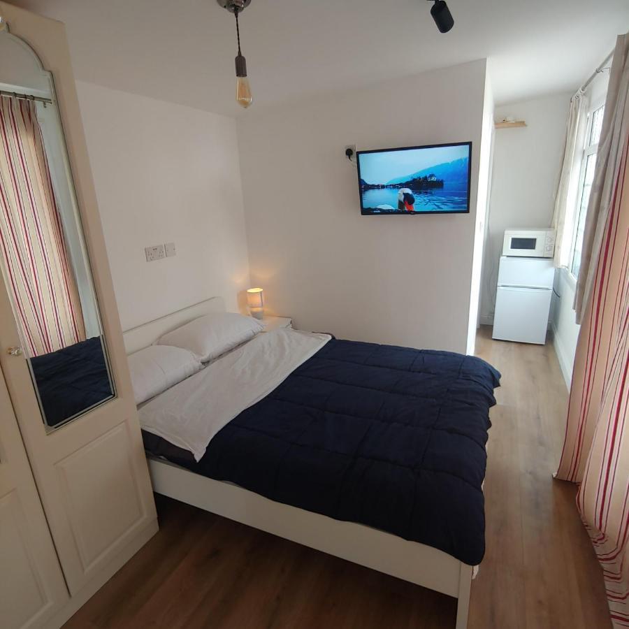 Self Contained, Double Bed Studio, Private Kitchen, Private Bath, Walking Distance To Harry Potter Watford  Kültér fotó