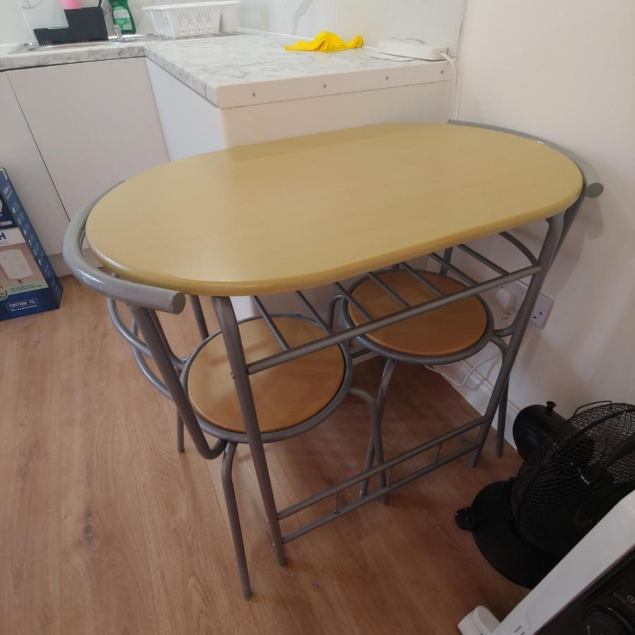 Self Contained, Double Bed Studio, Private Kitchen, Private Bath, Walking Distance To Harry Potter Watford  Kültér fotó
