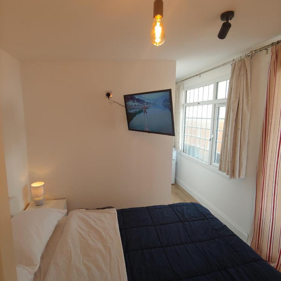 Self Contained, Double Bed Studio, Private Kitchen, Private Bath, Walking Distance To Harry Potter Watford  Kültér fotó