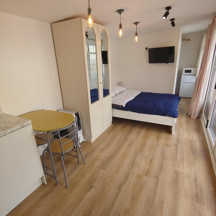 Self Contained, Double Bed Studio, Private Kitchen, Private Bath, Walking Distance To Harry Potter Watford  Kültér fotó