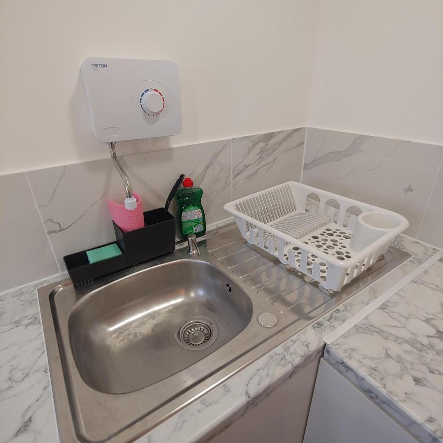 Self Contained, Double Bed Studio, Private Kitchen, Private Bath, Walking Distance To Harry Potter Watford  Kültér fotó