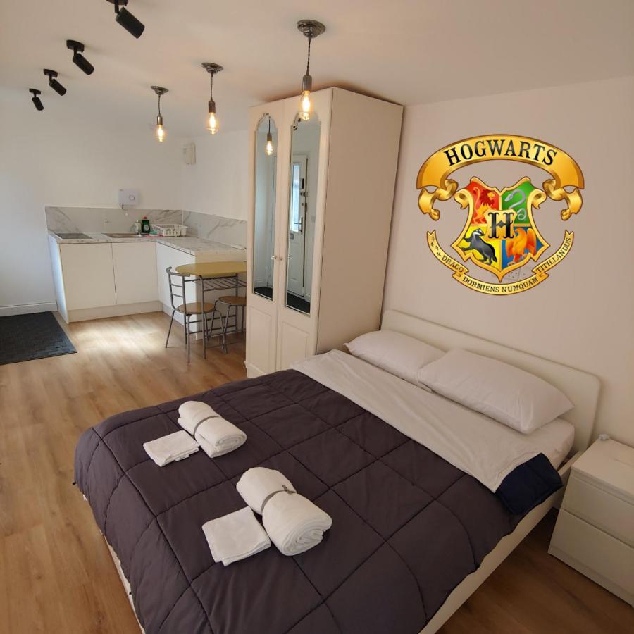Self Contained, Double Bed Studio, Private Kitchen, Private Bath, Walking Distance To Harry Potter Watford  Kültér fotó