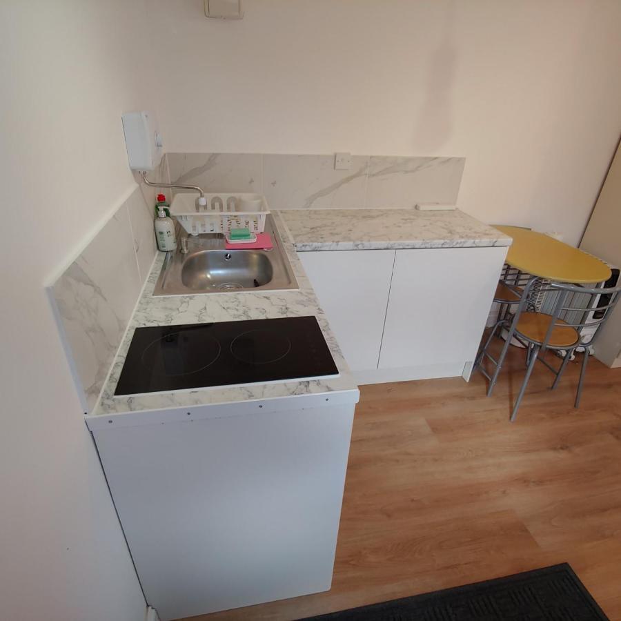 Self Contained, Double Bed Studio, Private Kitchen, Private Bath, Walking Distance To Harry Potter Watford  Kültér fotó