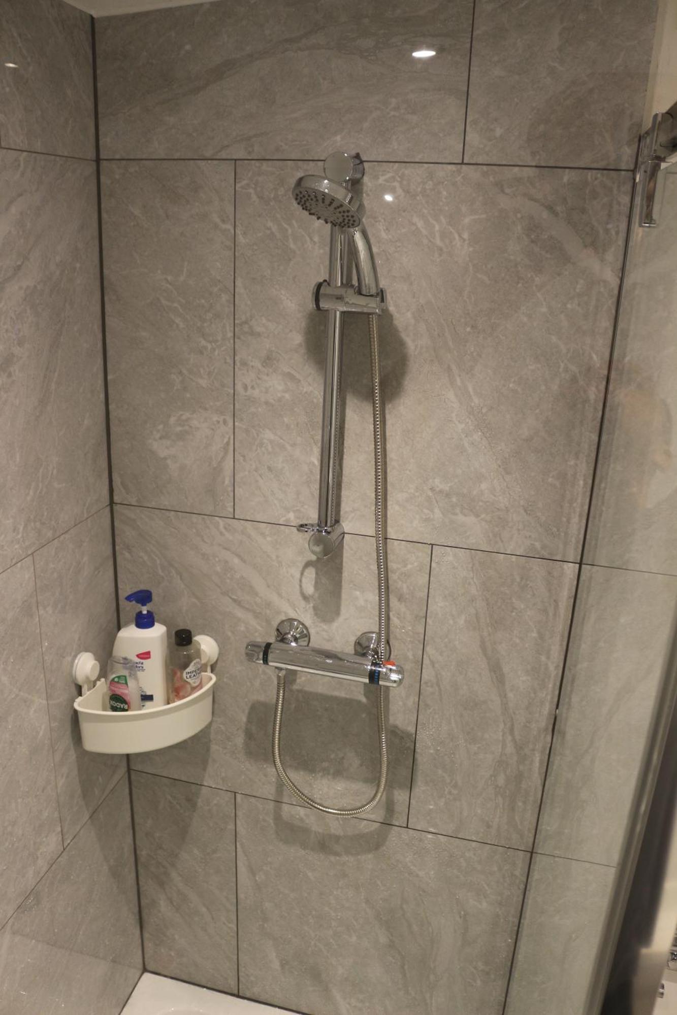 Self Contained, Double Bed Studio, Private Kitchen, Private Bath, Walking Distance To Harry Potter Watford  Kültér fotó