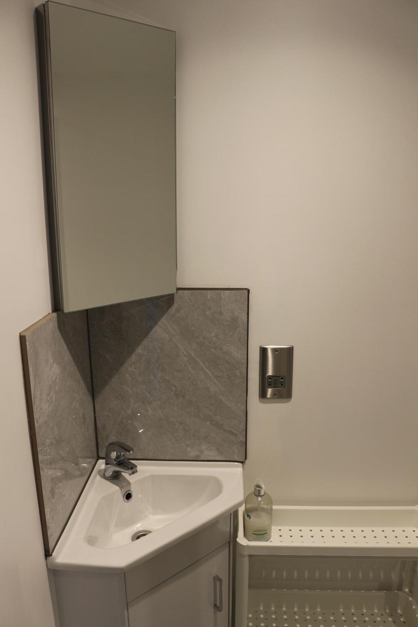 Self Contained, Double Bed Studio, Private Kitchen, Private Bath, Walking Distance To Harry Potter Watford  Kültér fotó