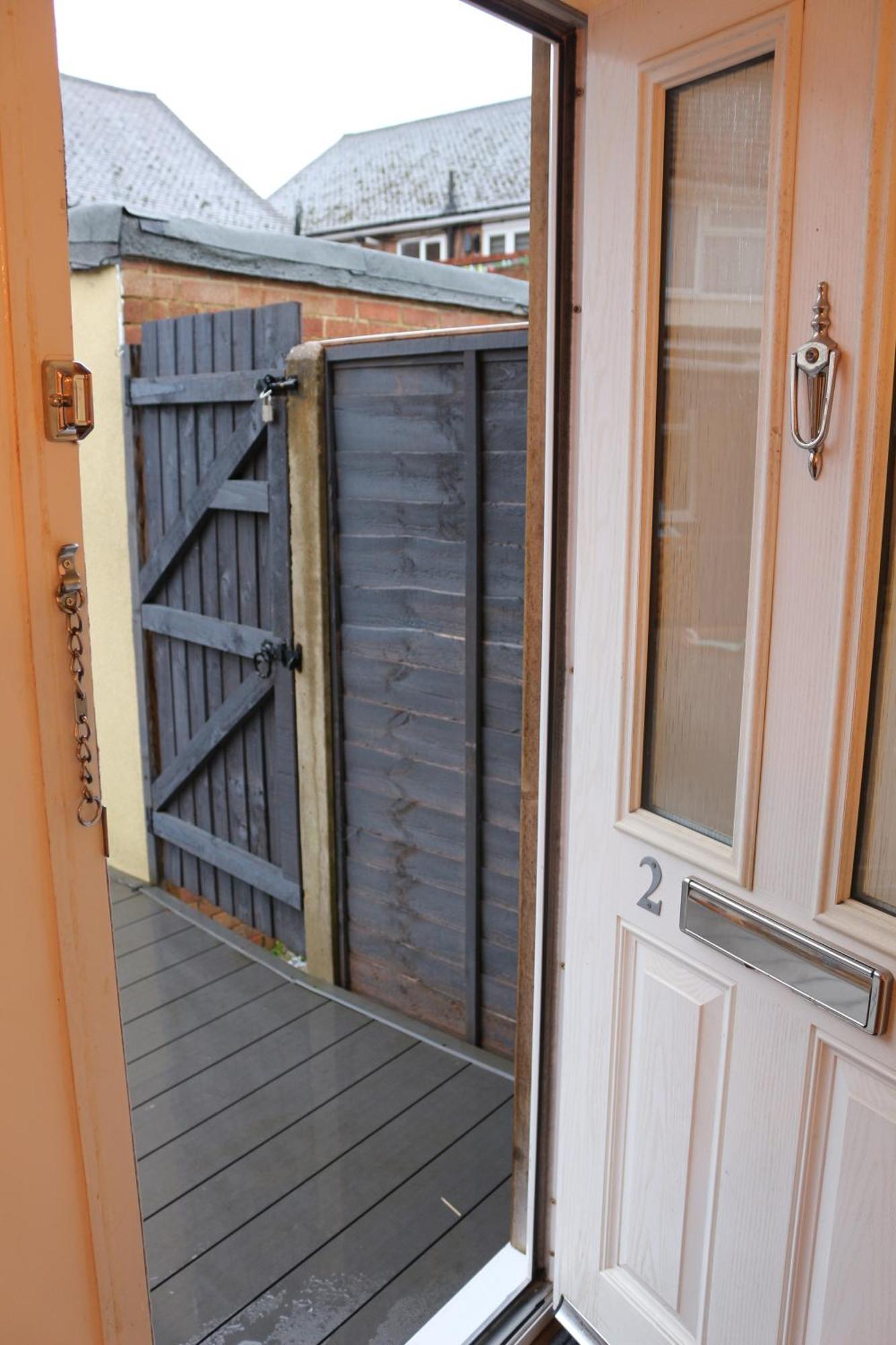 Self Contained, Double Bed Studio, Private Kitchen, Private Bath, Walking Distance To Harry Potter Watford  Kültér fotó