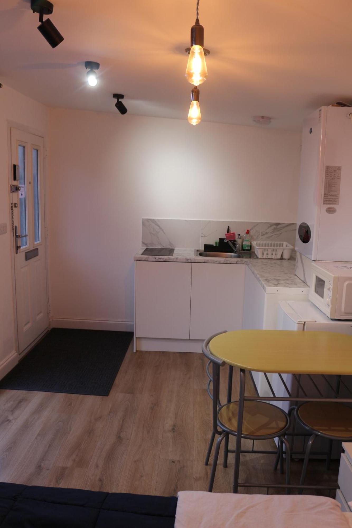 Self Contained, Double Bed Studio, Private Kitchen, Private Bath, Walking Distance To Harry Potter Watford  Kültér fotó
