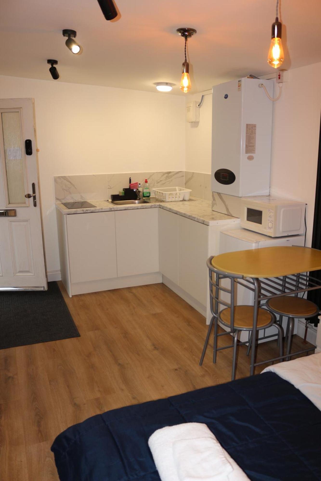 Self Contained, Double Bed Studio, Private Kitchen, Private Bath, Walking Distance To Harry Potter Watford  Kültér fotó