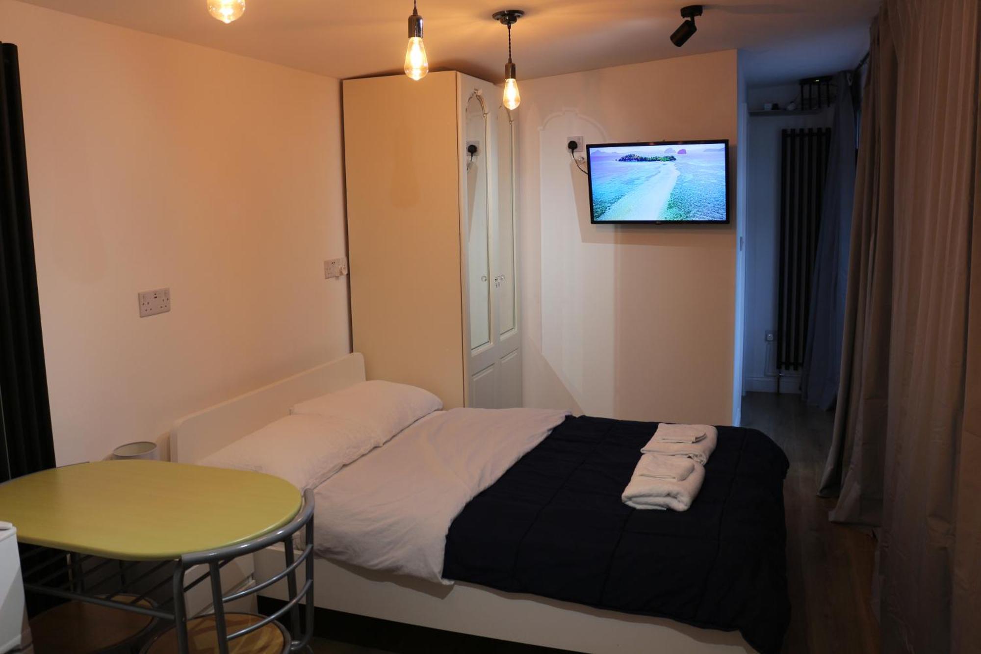Self Contained, Double Bed Studio, Private Kitchen, Private Bath, Walking Distance To Harry Potter Watford  Kültér fotó