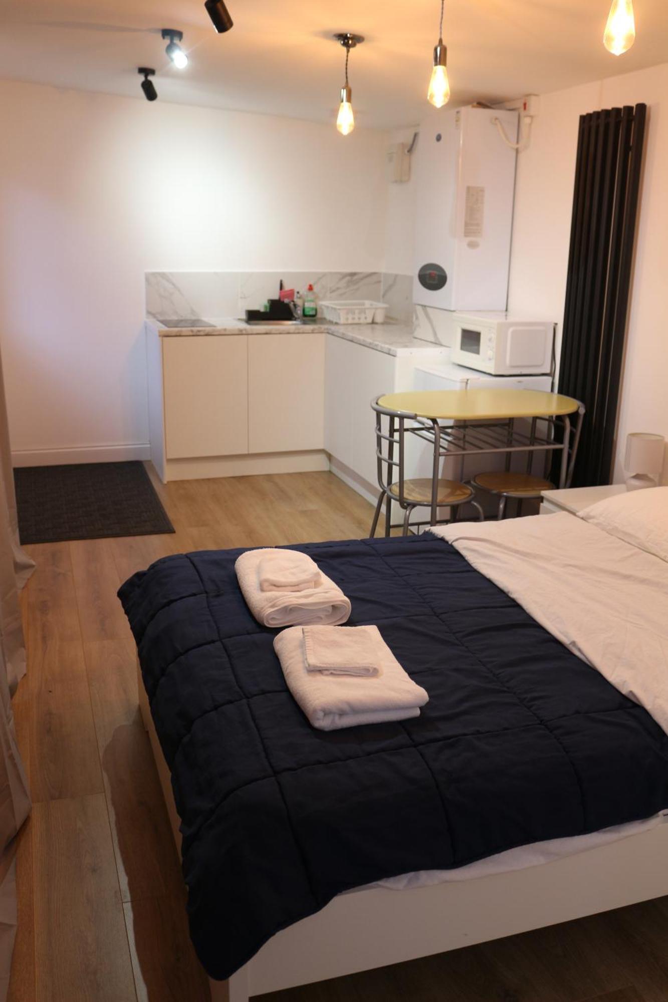 Self Contained, Double Bed Studio, Private Kitchen, Private Bath, Walking Distance To Harry Potter Watford  Kültér fotó
