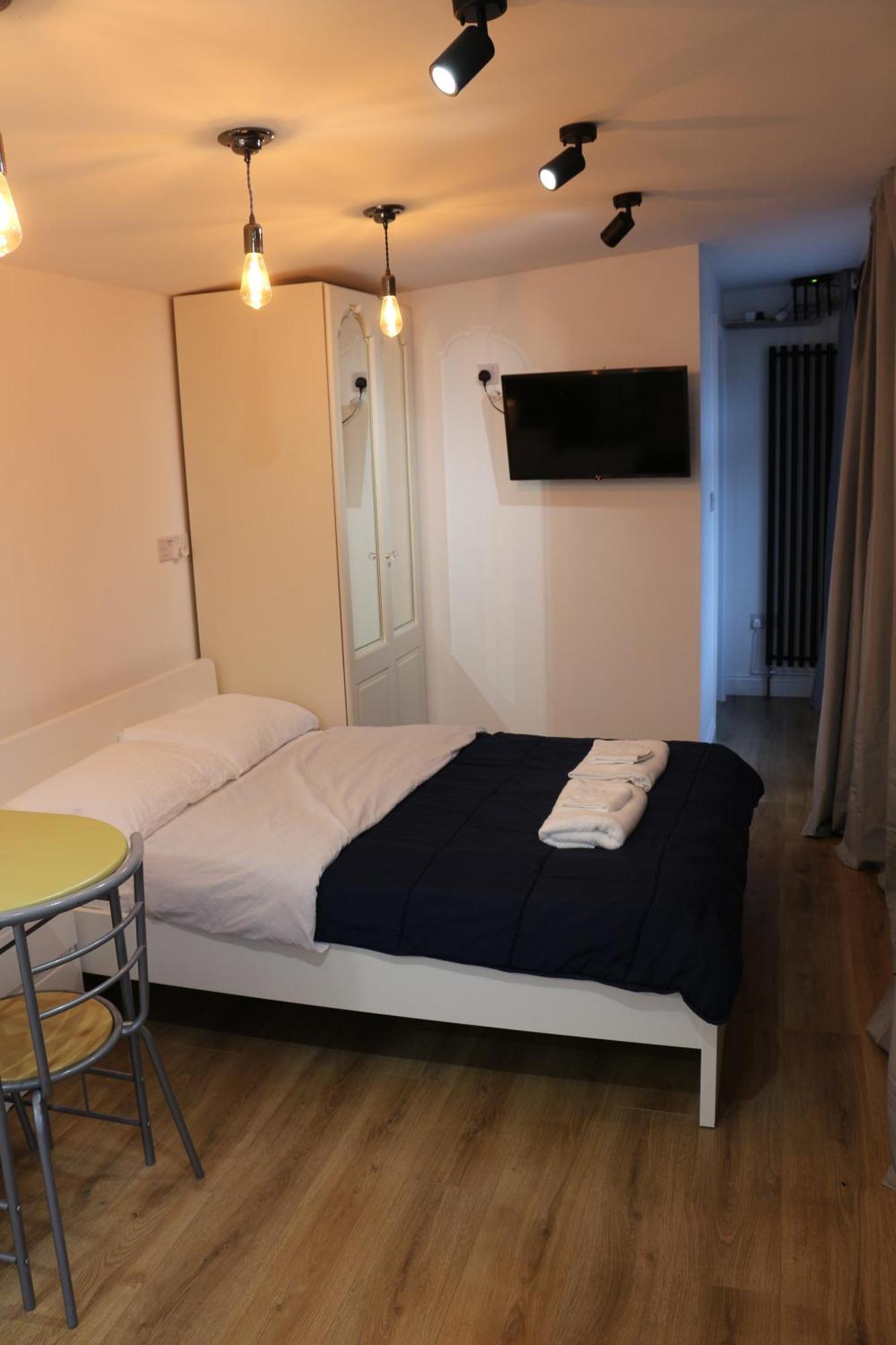 Self Contained, Double Bed Studio, Private Kitchen, Private Bath, Walking Distance To Harry Potter Watford  Kültér fotó