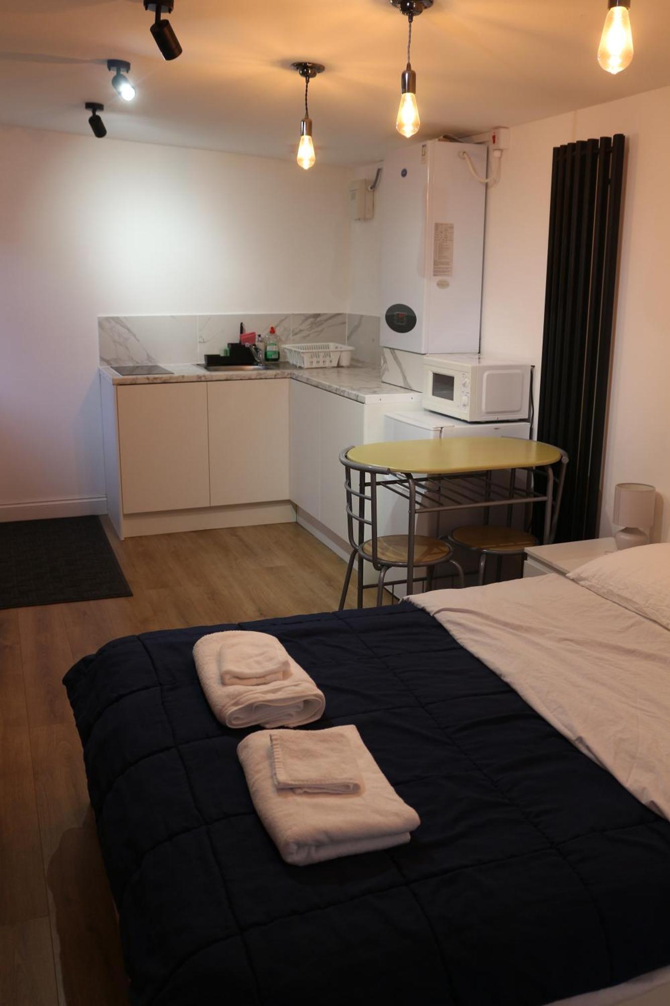 Self Contained, Double Bed Studio, Private Kitchen, Private Bath, Walking Distance To Harry Potter Watford  Kültér fotó